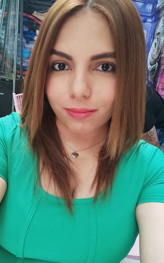 mujer posando ante la camara
